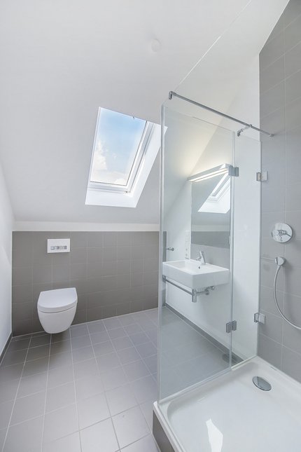 Helles Duschbad im DG