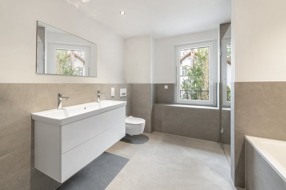 Hauptbad mit Fenster