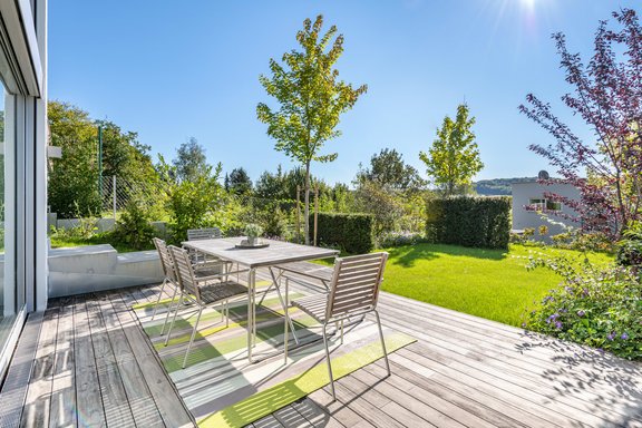 Sonnenterrasse und Garten