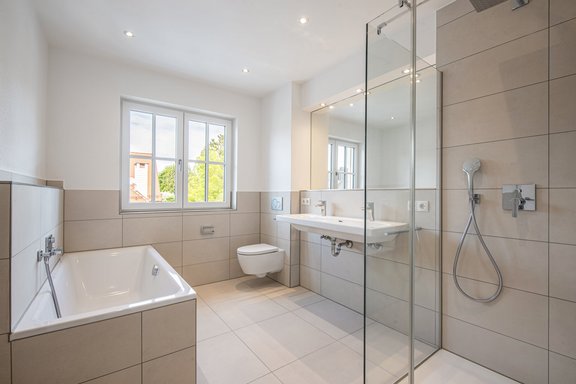 Helles, hochwertiges Bad