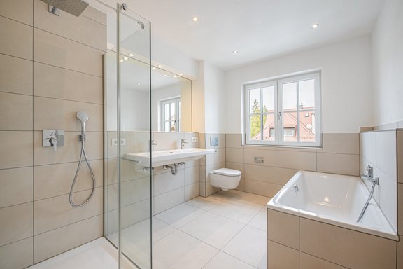 Helles, hochwertiges Bad