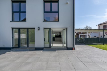 Großzügige Süd-West-Terrasse