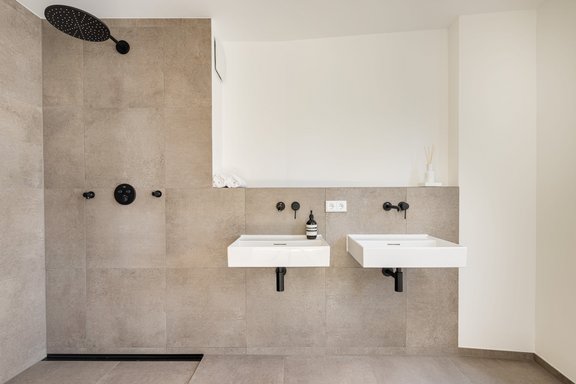 Spacious shower room (Example: Apartment 9)