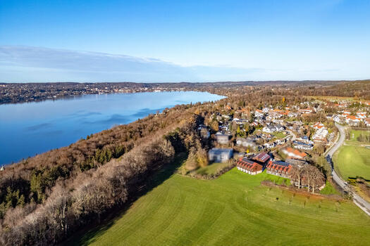 Direct proximity to the lake