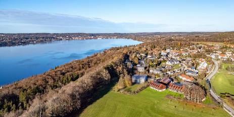 Neubau: Mittelhaus mit privater Liegeinsel in idyllischer Lage und Seeblick