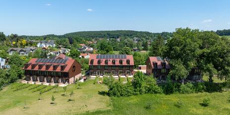 Neubau: Mittelhaus mit privater Liegeinsel in idyllischer Lage und Seeblick