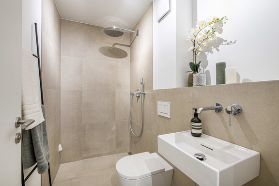 Timeless bathroom with floor-level shower
