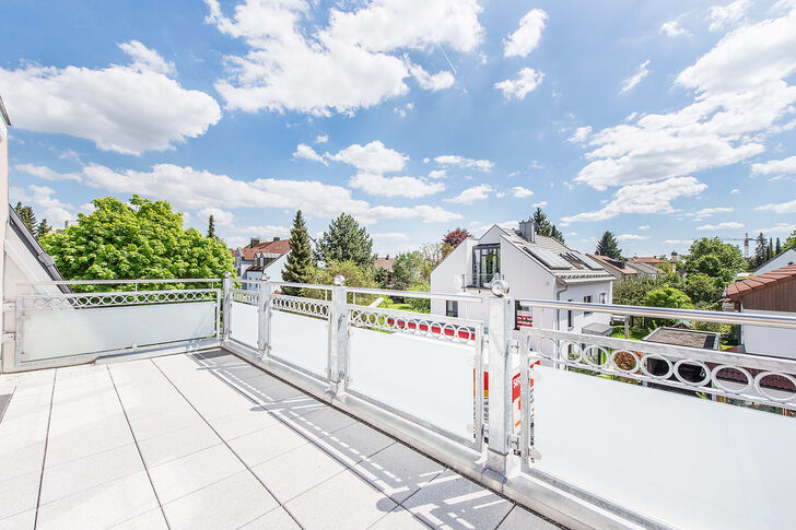 Sonnige Südterrasse vor dem Wohnbereich