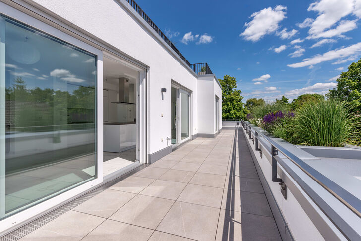 Umlaufende Dachterrasse mit Süd-Hauptausrichtung