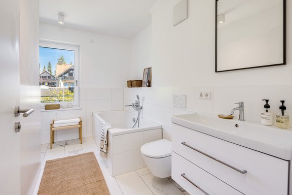 Light-filled daylight bathroom (virtually furnished)