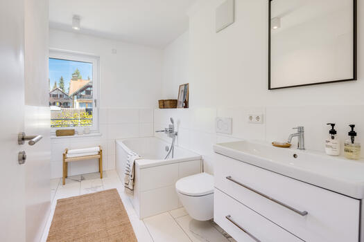 Light-filled daylight bathroom (virtually furnished)