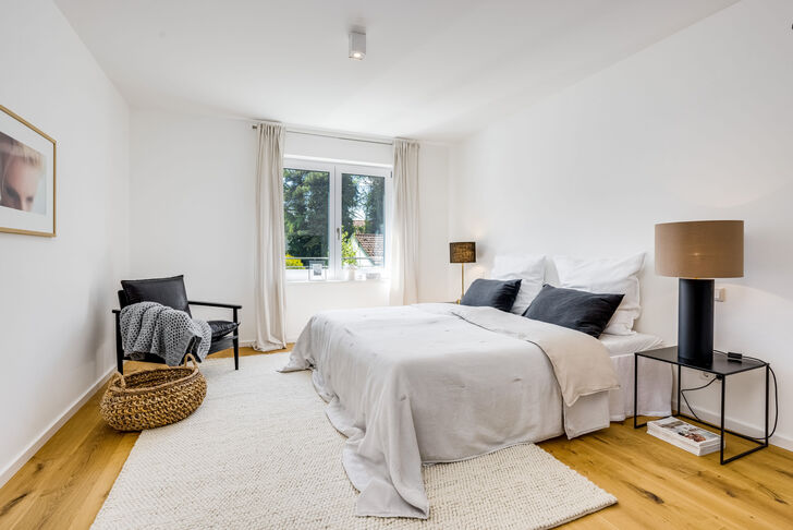 Geräumiges Schlafzimmer (virtuell möbliert)