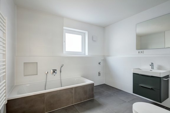 Helles, puristisches Bad