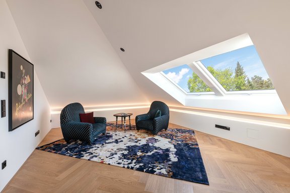 Luftiges Studio-Flair mit umlaufenden Lichtvouten im Obergeschoss