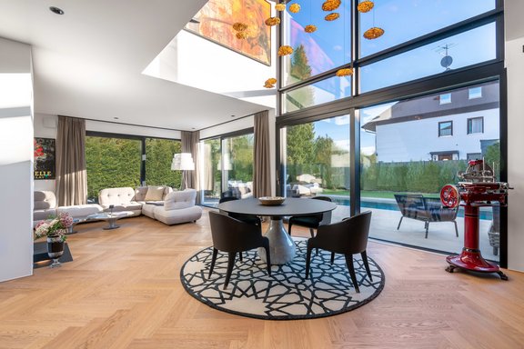 Exquisite Ambiente mit raumhohen Fensterflächen