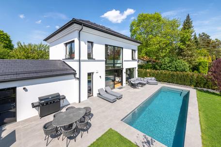 Neubau: Highend-Villa in stylischer Ästhetik mit Pool