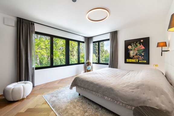 Ideal proportioniertes Schlafzimmer mit traumhaftem Blick ins Grüne