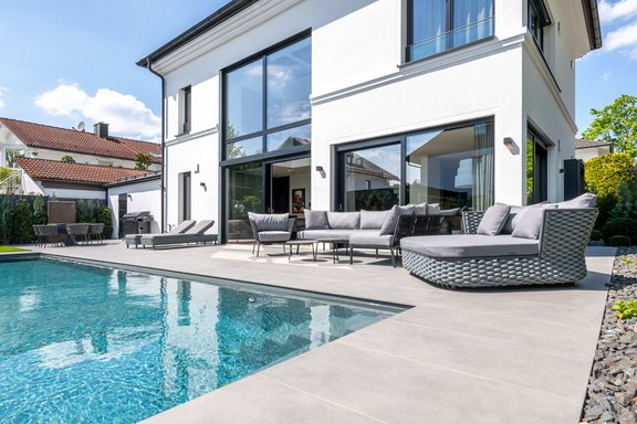 Pool- und Essbereich mit Wasserfall-Brunnen