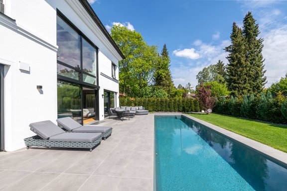 Großzügiger Süd-West-Garten mit hochwertigem Pool und weiteren Extras