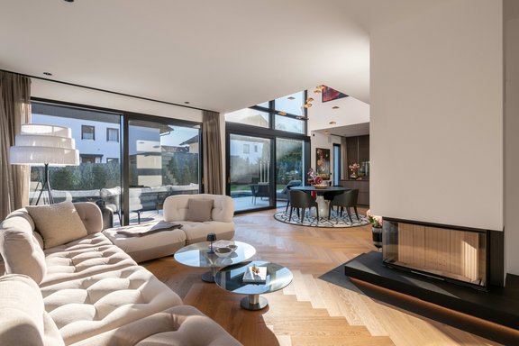 Imposanter Wohn-/Essbereich mit Luftraum über 2 Etagen