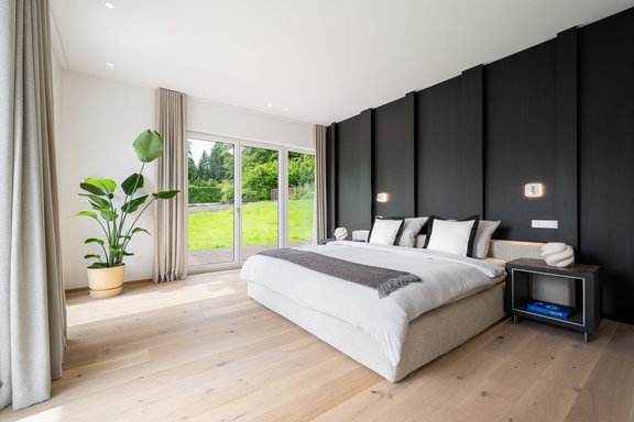 Stylish master area with access to the terrace