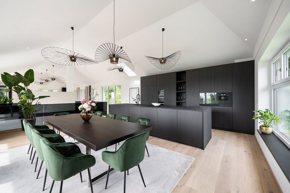 Elegant carpenter&#039;s kitchen with premium built-in appliances