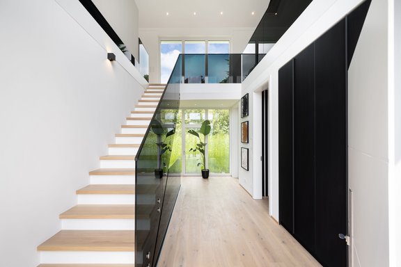 Stylish entrance characterized by an abundance of light and stylish accents