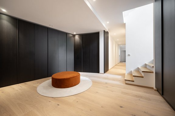 Spacious checkroom with access to the garage