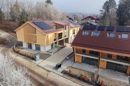 Neubau: Luftige 2-Zimmer-Dachgeschosswohnung mit Dachterrasse und Loggia nach Süden mit Bergblick