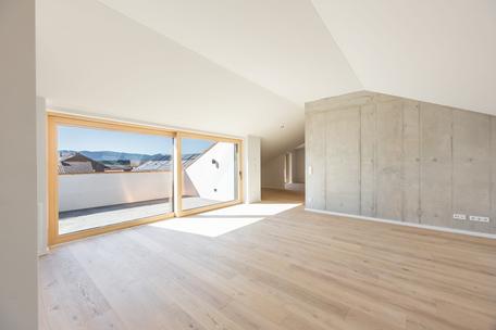 Neubau: Luftige 2-Zimmer-Dachgeschosswohnung mit Dachterrasse und Loggia nach Süden mit Bergblick