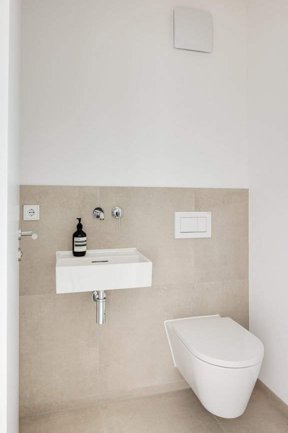 Guest bathroom, Apartment 14