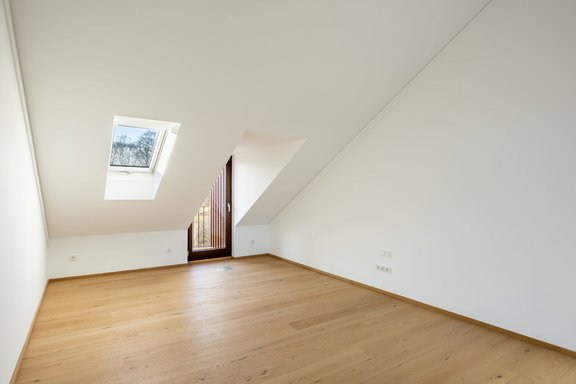 Master bedroom with loggia