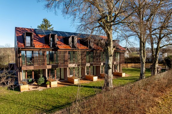 Private gardens in a peaceful natural setting (visual)