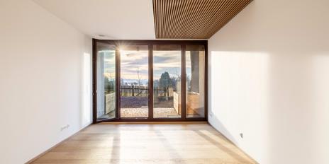 Neubau: Mittelhaus mit modernem Design am Starnberger See