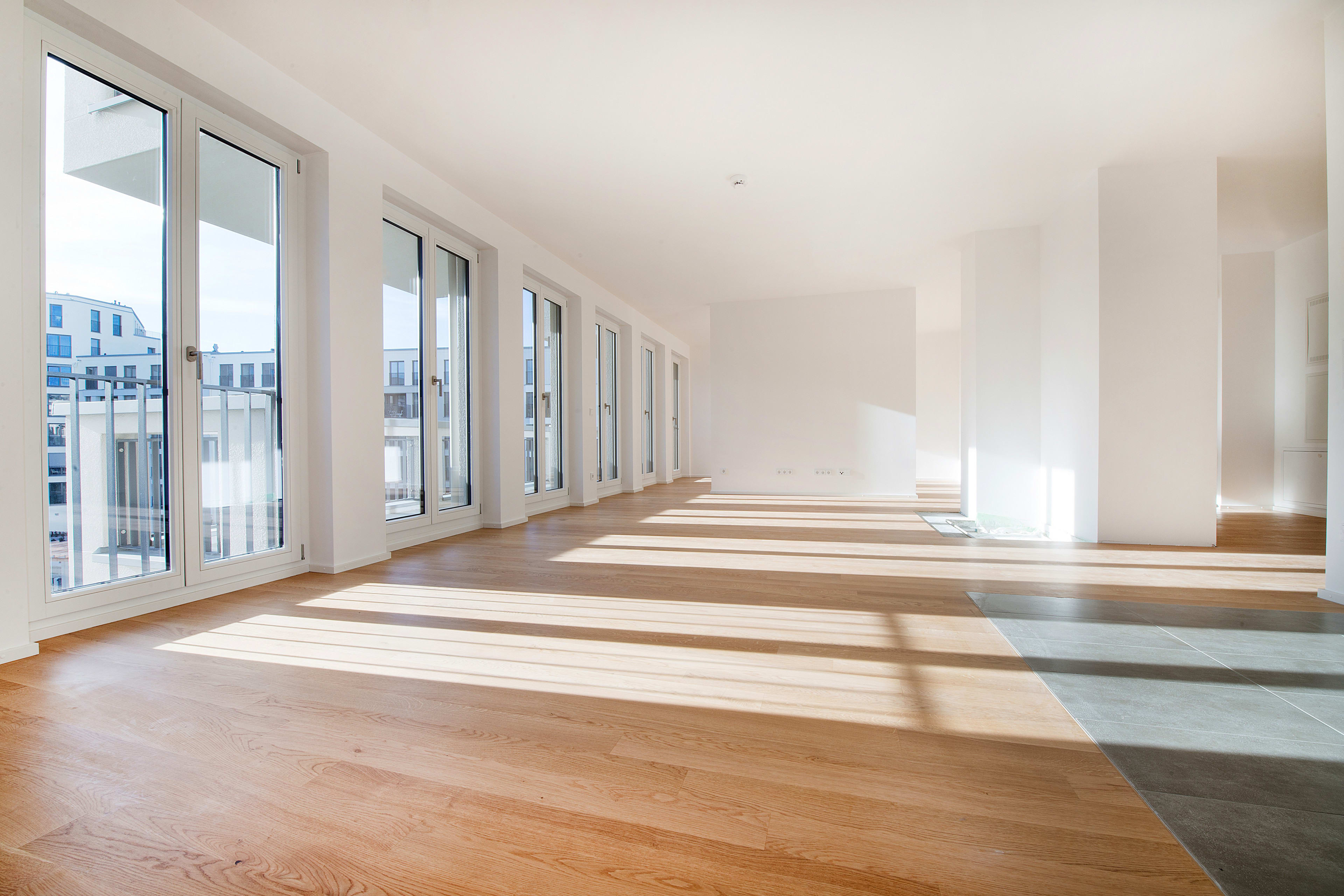 Neubau: Moderne 5-Zimmer-Wohnung mit Kamin und großem Süd-Balkon direkt