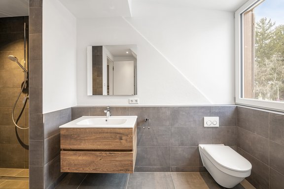 Geräumiges, helles Duschbad