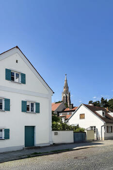 Idyllic residential street in Obergiesing with a view of the Heilig-Kreuz church