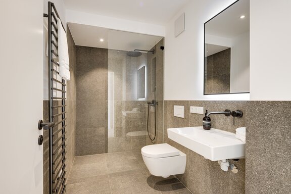 A Timelessly Modern Shower Room