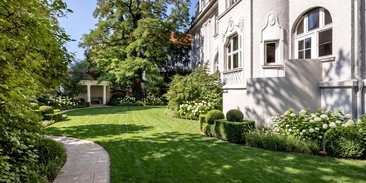 Neuklassizistisches Juwel: Beeindruckendes Stadt-Palais von 1911 mit park­ähnlichem Garten