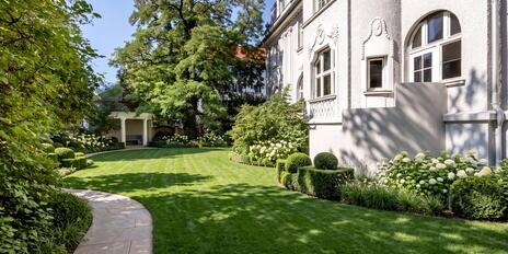 Neuklassizistisches Juwel: Beeindruckendes Stadt-Palais von 1911 mit parkähnlichem Garten