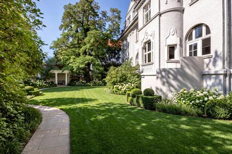 Neuklassizistisches Juwel: Beeindruckendes Stadt-Palais von 1911 mit parkähnlichem Garten