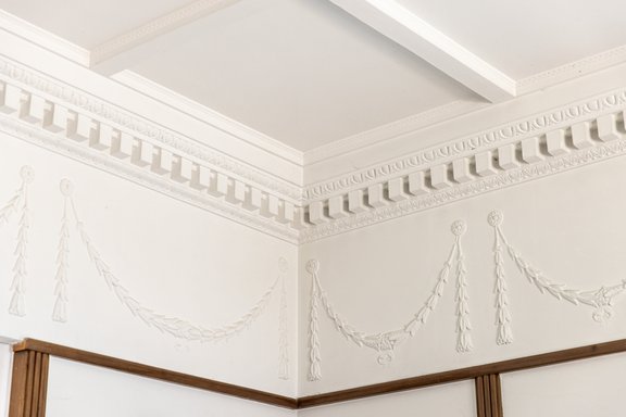 Prachtvoller Deckenstuck in vielen Räumen