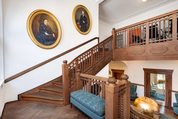 Imposantes Treppenaufgang zum 1. OG