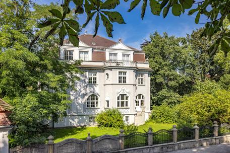 Neuklassizistisches Juwel: Beeindruckendes Stadt-Palais von 1911 mit park­ähnlichem Garten