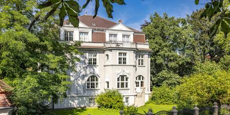 Neuklassizistisches Juwel: Beeindruckendes Stadt-Palais von 1911 mit park­ähnlichem Garten