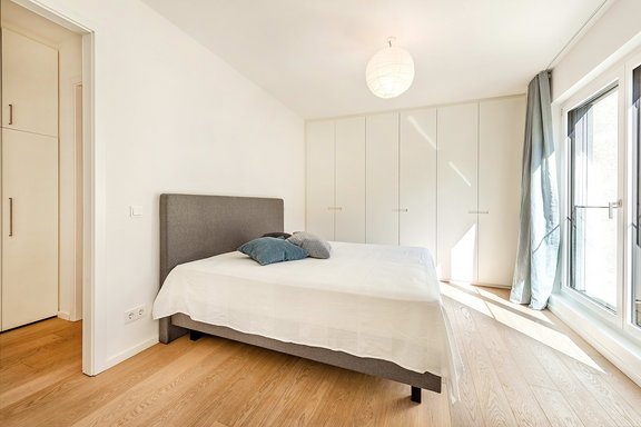 Schlafzimmer mit Einbauschrank und  Ankleidezimmer
