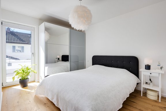 Spacious bedroom with en-suite access to the bathroom