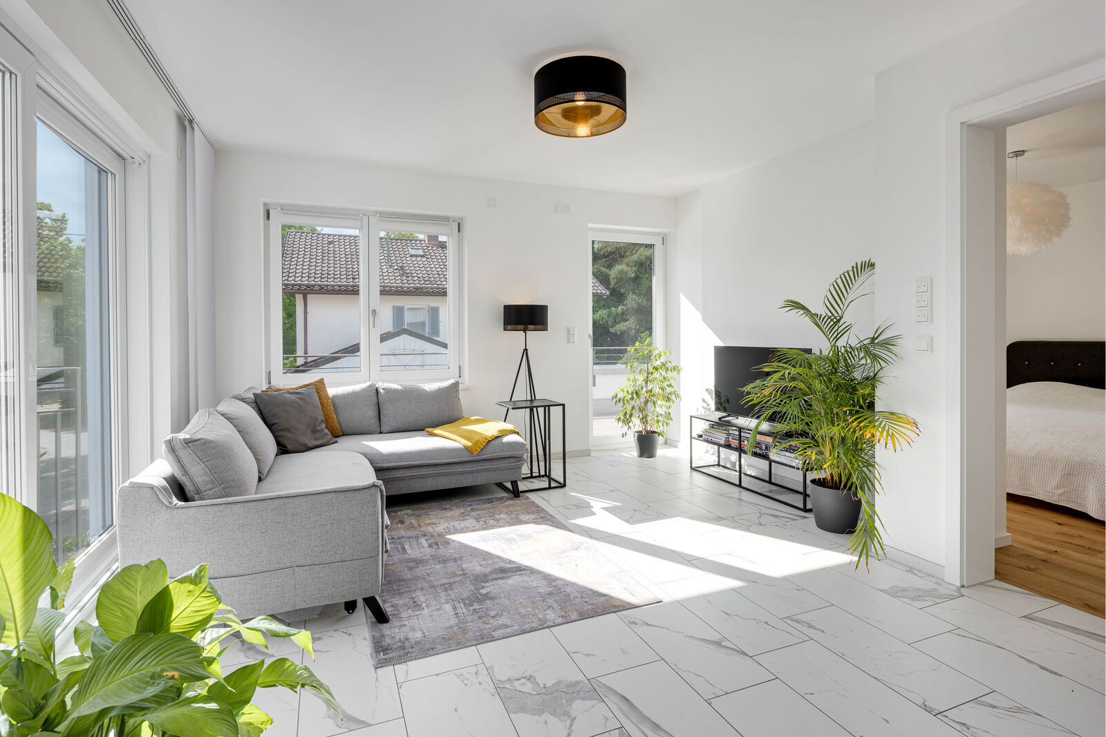 Lichterfülltes Wohnzimmer mit Terrassenzugang