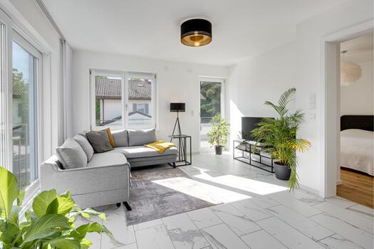 Lichterfülltes Wohnzimmer mit Terrassenzugang