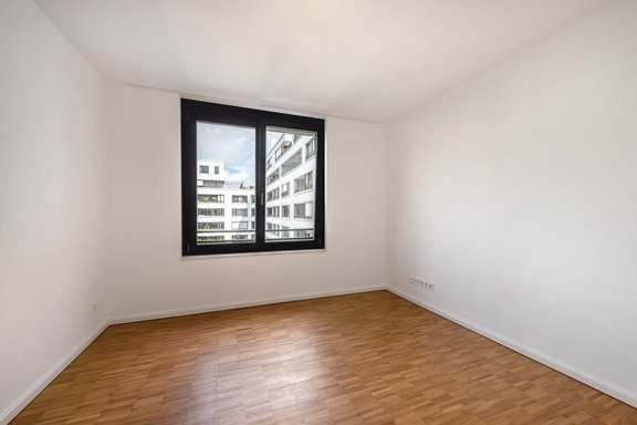 Ruhiges Zimmer mit großer Glasfront